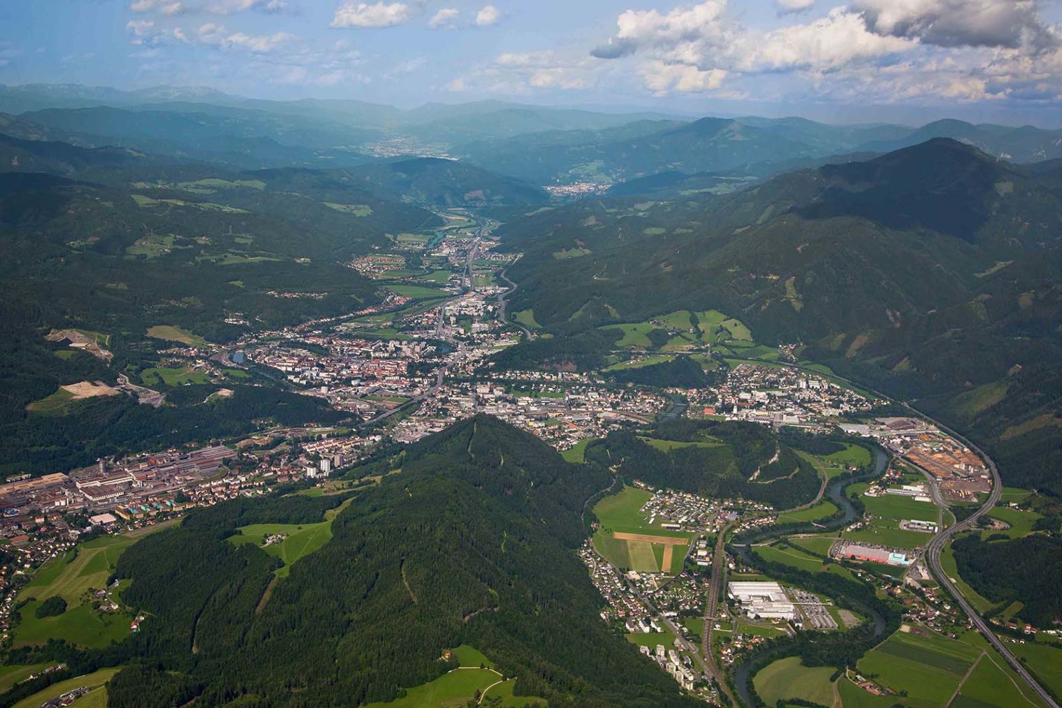 Luftbild des Murraums Leoben bei sonnigem Wetter