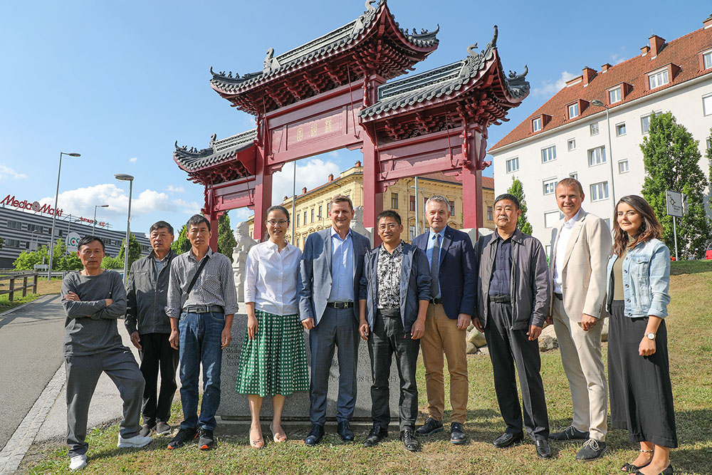 Delegation in front of the Chinese archway