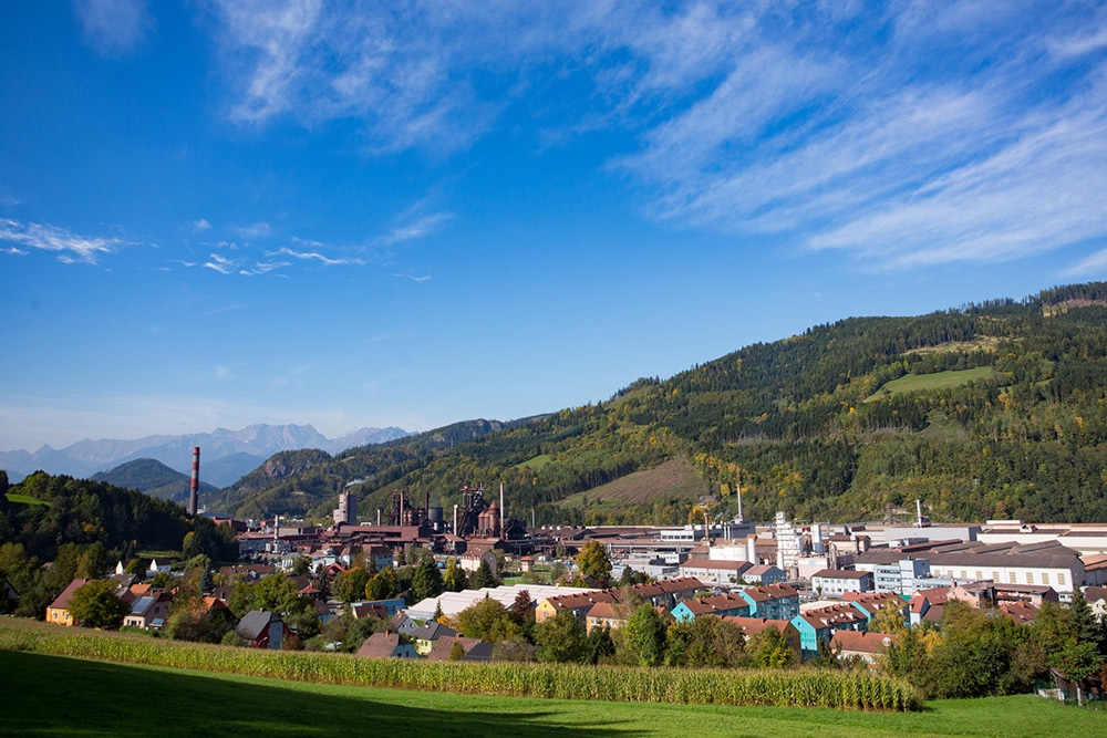 Stadtteil Donawitz mit Eisenerzer Bergwelt im Hintergrund