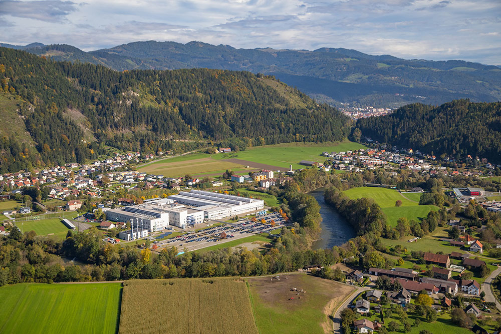 View of Hinterberg and Prettachfeld with the production and research site of AT&S