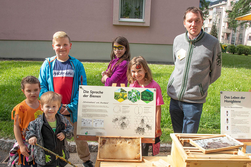 Gruppenfoto: Kinder lernen Neues über Bienen