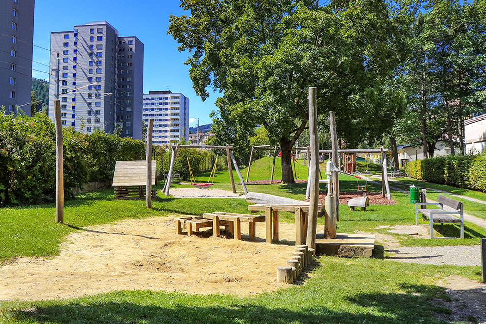 Sandplatz und Spielgeräte am Leobener Spielplatz Kammersäle