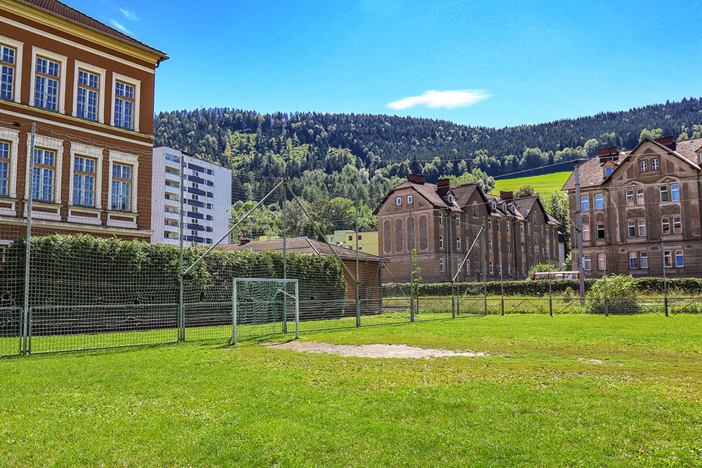 Fußballplatz mit Tor am Leobener Spielplatz Loberaustrasse