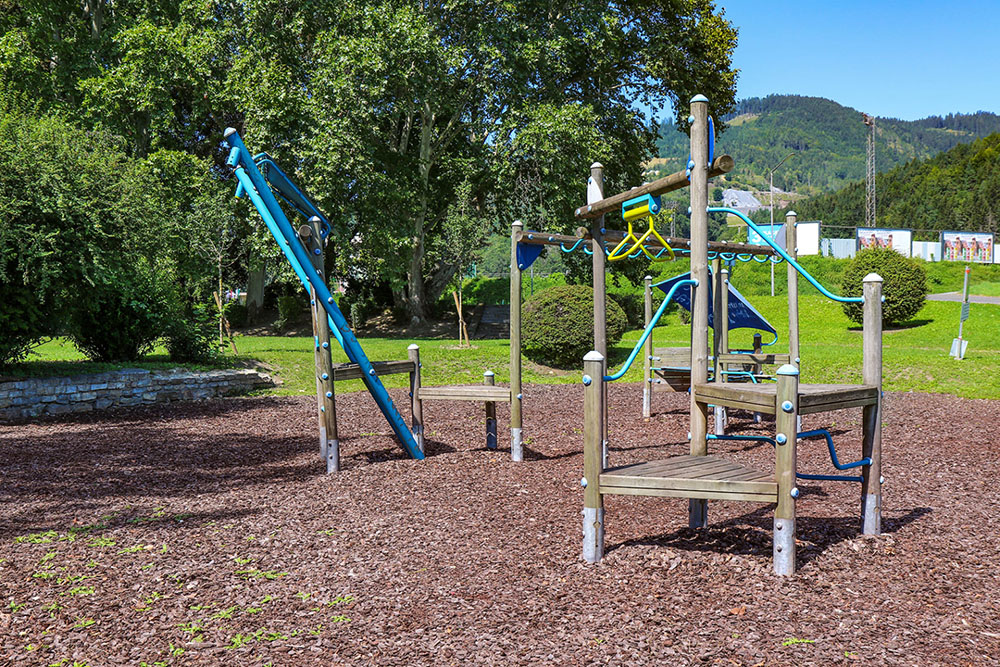 Spielangebote und Klettergerüste am Spielplatz Pestalozzipark