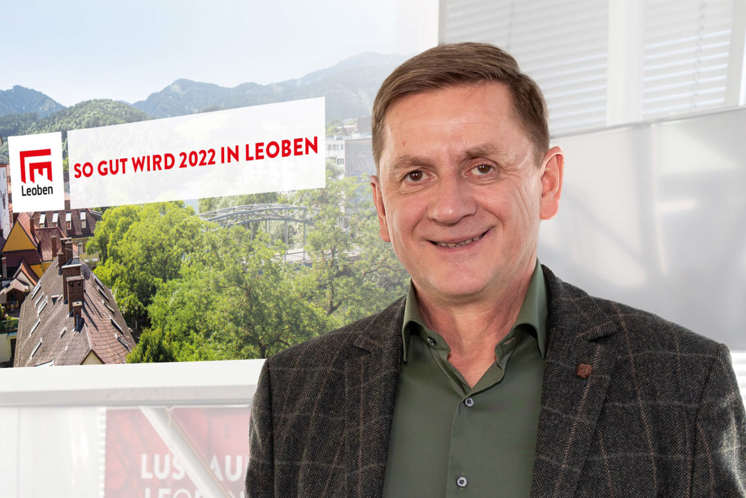 Bürgermeister Wallner im Portrait, im Hintergrund ist der Schriftzug erkennbar: 