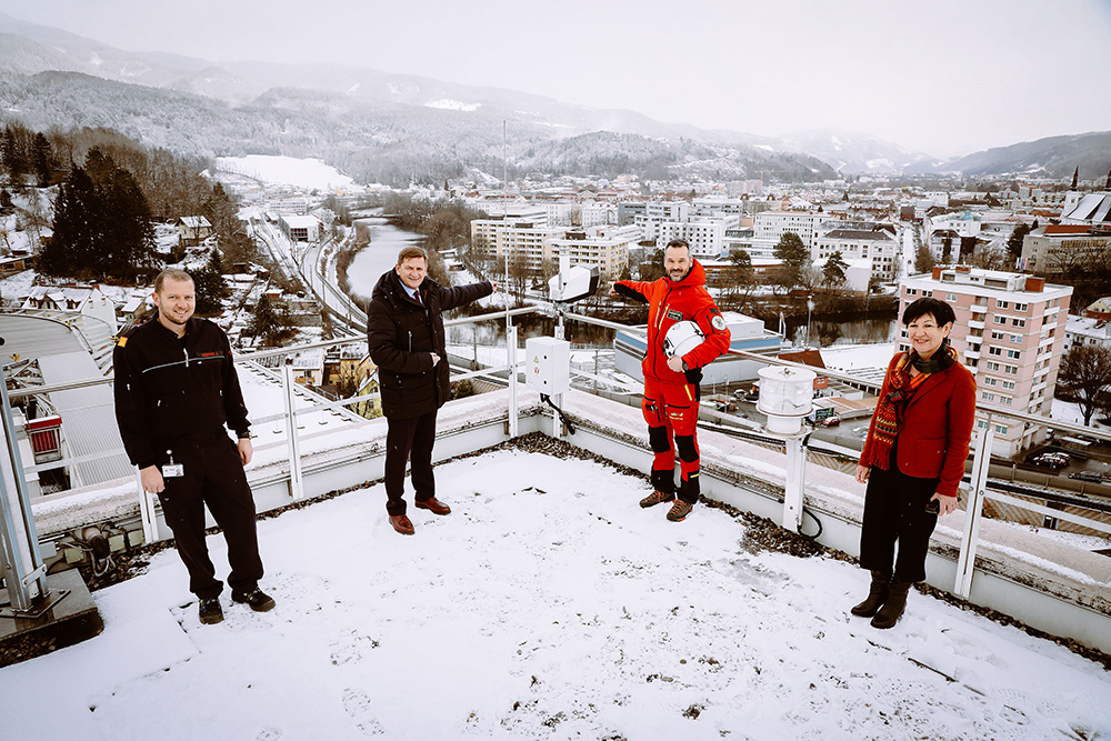 Gruppenbild mit der neu installierten Wetterkamera