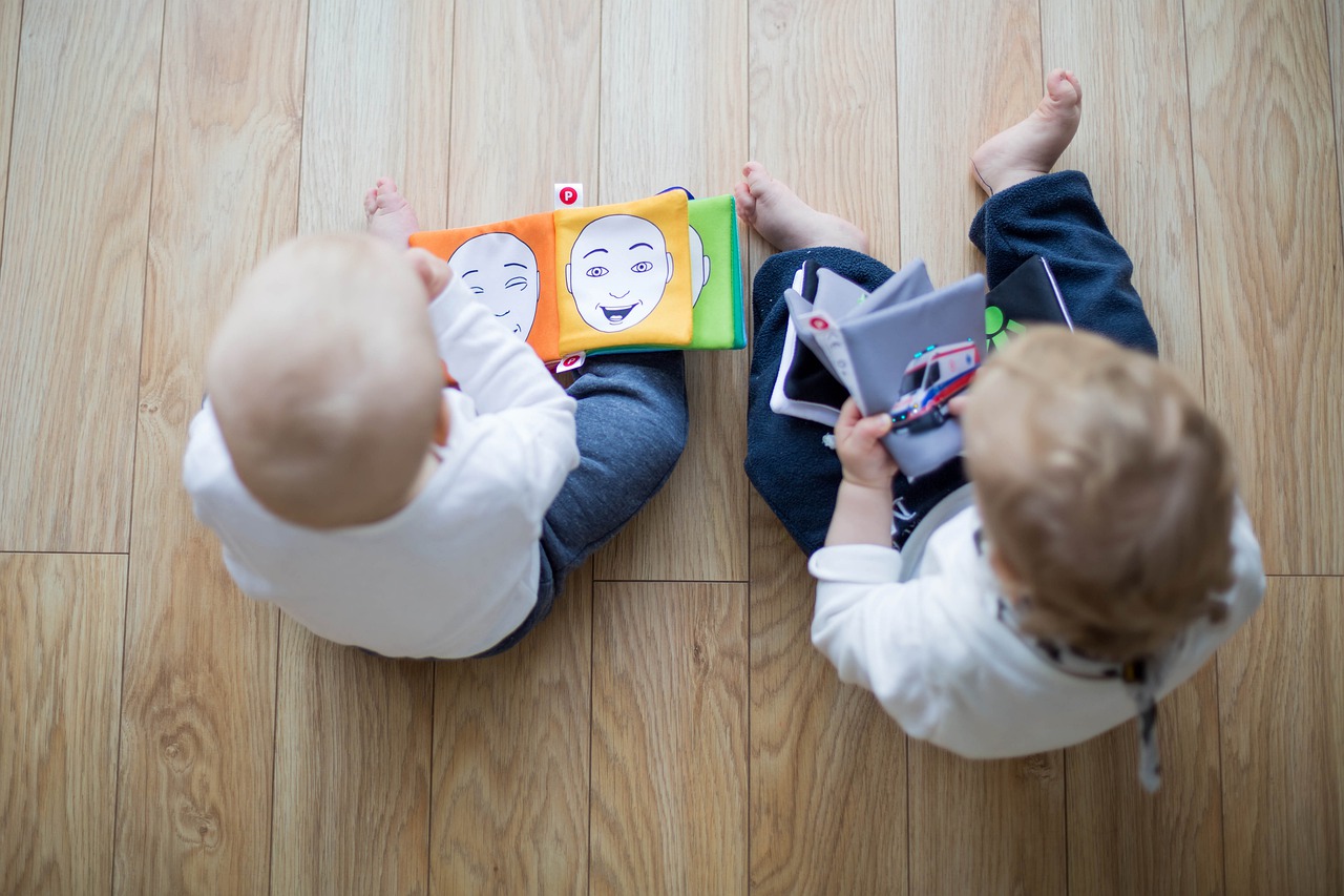 spielende Kleinkinder