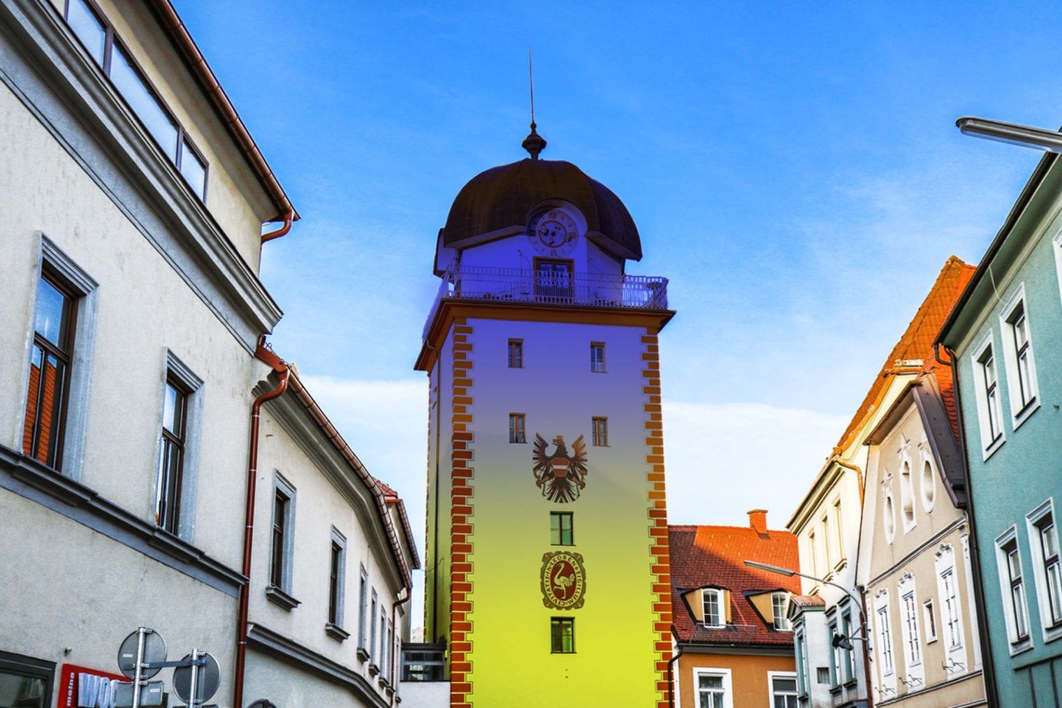 Schwammerlturm in blau-gelb