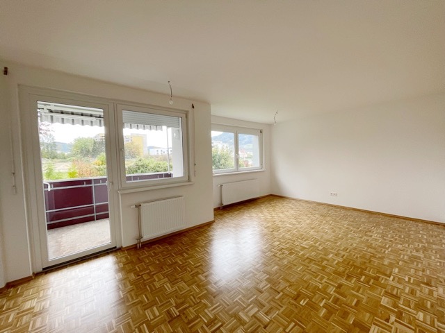 Beispiel eines leeren Wohnraums mit hellem Boden einer Gemeindewohnung in Leoben