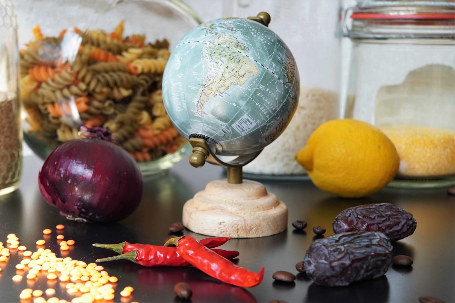 Symbolbild mit Globus und Lebensmitteln aus aller Welt