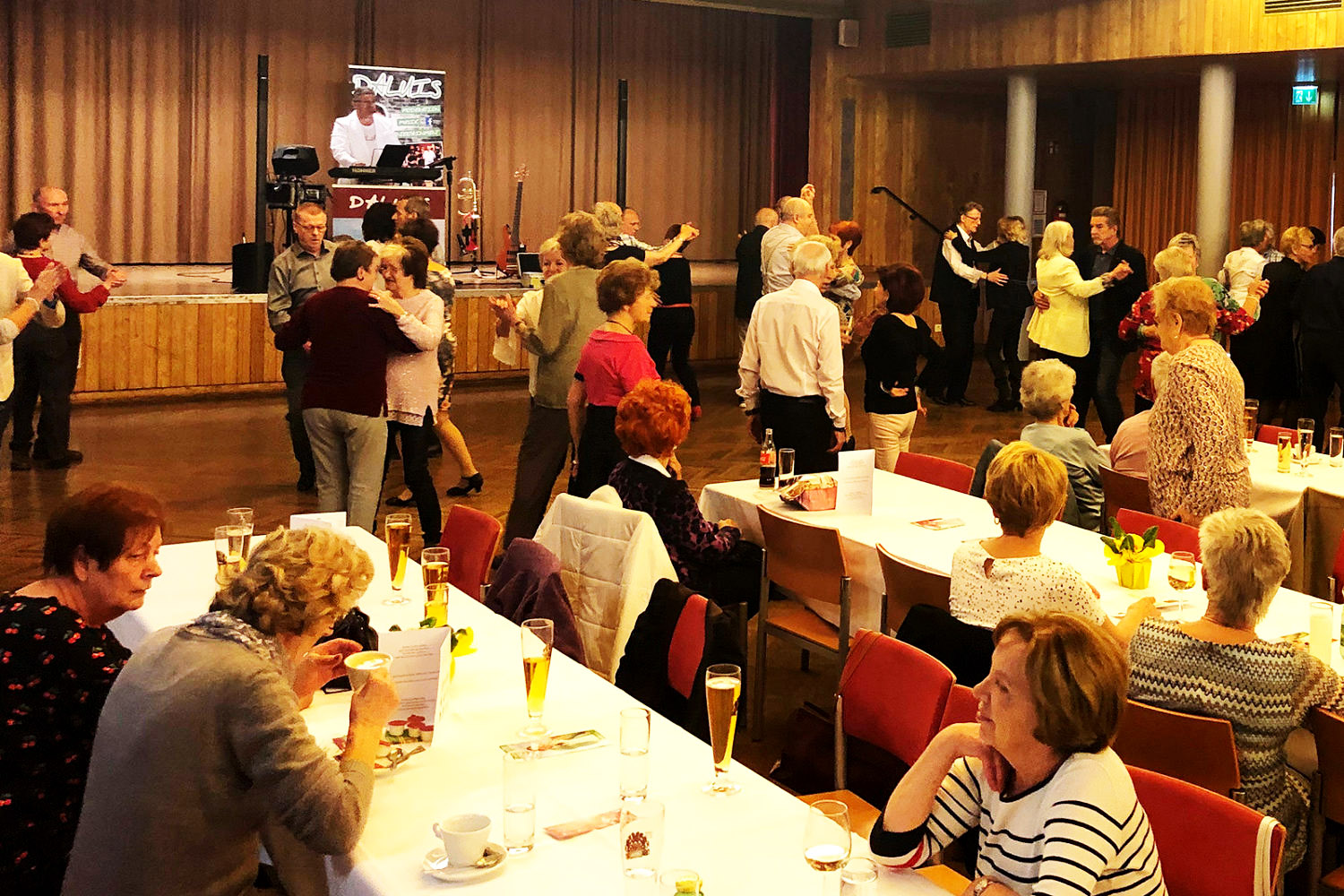 Tanzende SeniorInnen beim Tanzcafe Leoben