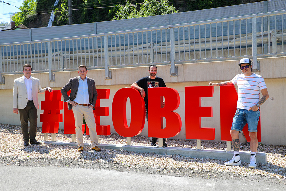 Gruppenbild vor Leoben Schriftzug