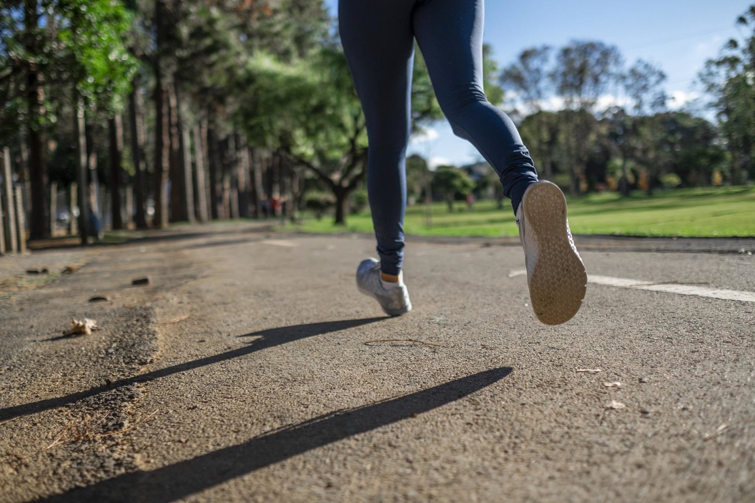 Symbolbild: Jogger läuft Straße entlang