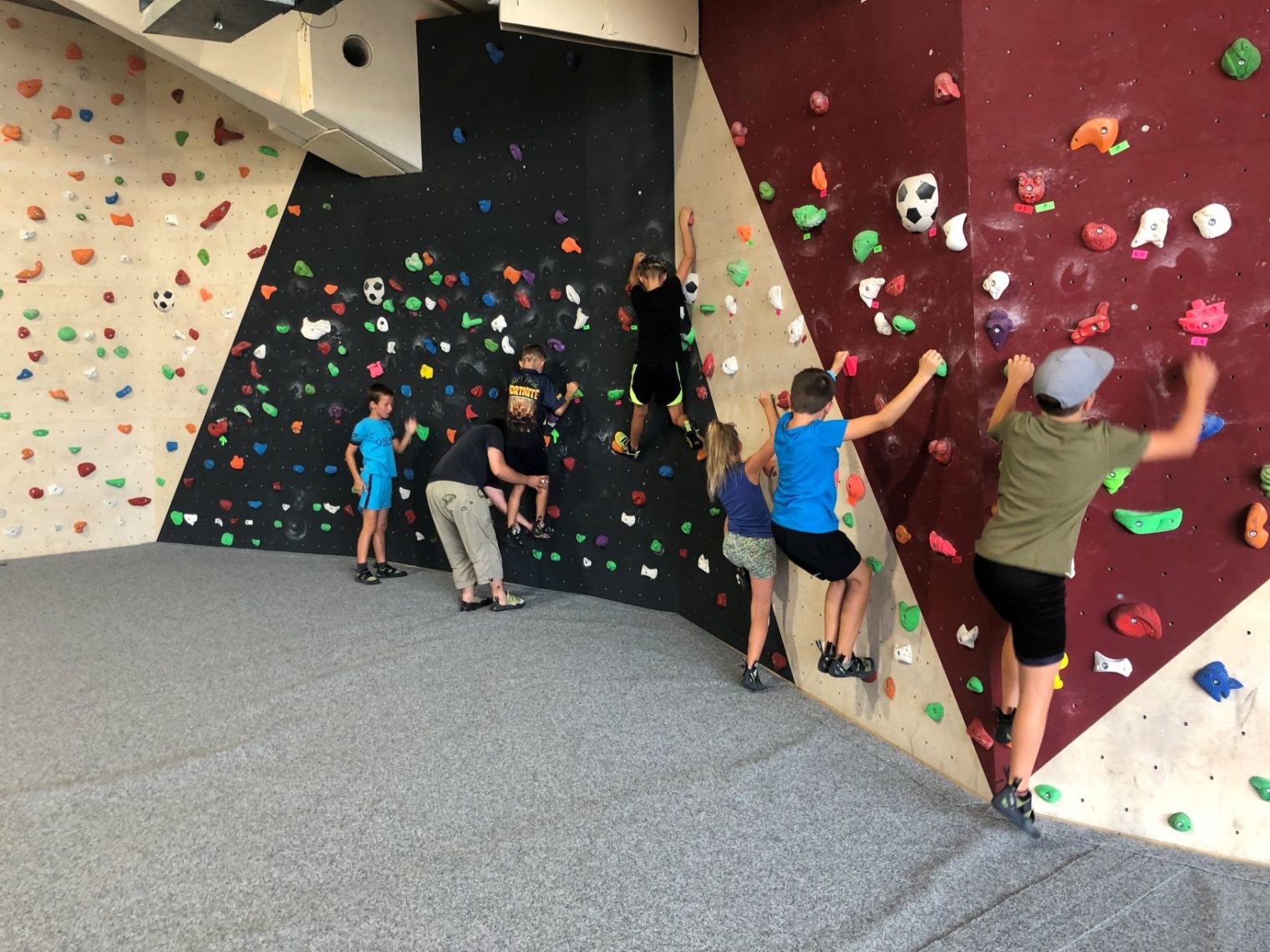 Kinder mit Betreuern beim Bouldern im Rahmen des Ferienprogramms Leoben 