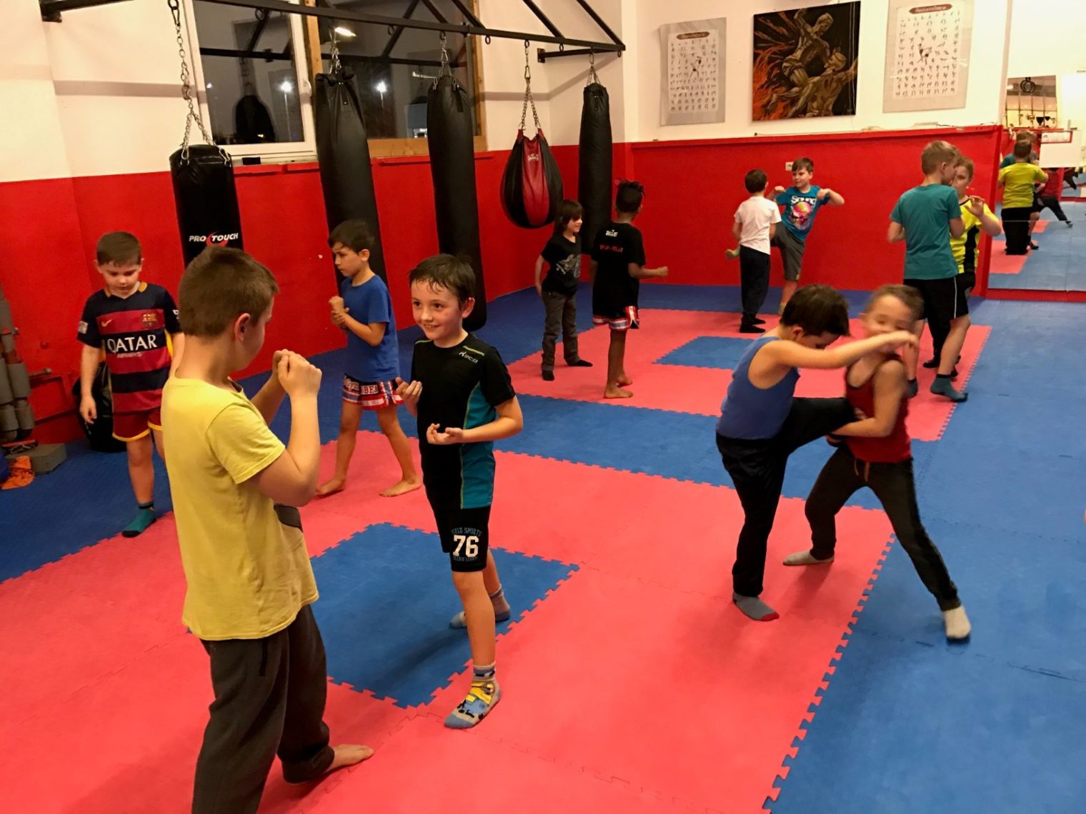 Kinder mit Betreuern beim Karate-Kurs im Rahmen des Ferienprogramms Leoben 