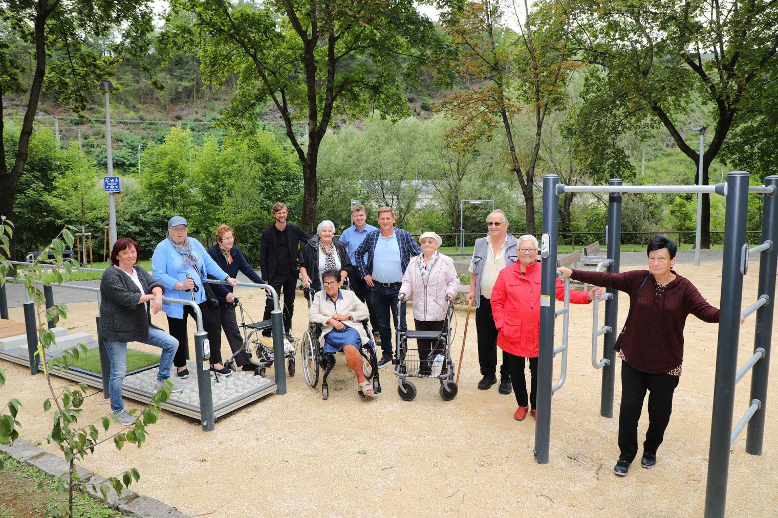 Gruppenbild bei der eröffnung des Silent City Beach für Senioren und Seniorinnen in Leoben
