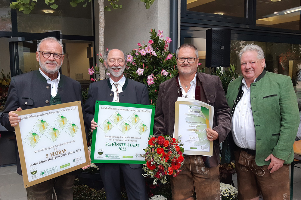 Vizebürgermeister und Angestellte der Stadt Leoben halten Urkunden zum Landesblumenschmuckwettbewerb 2022