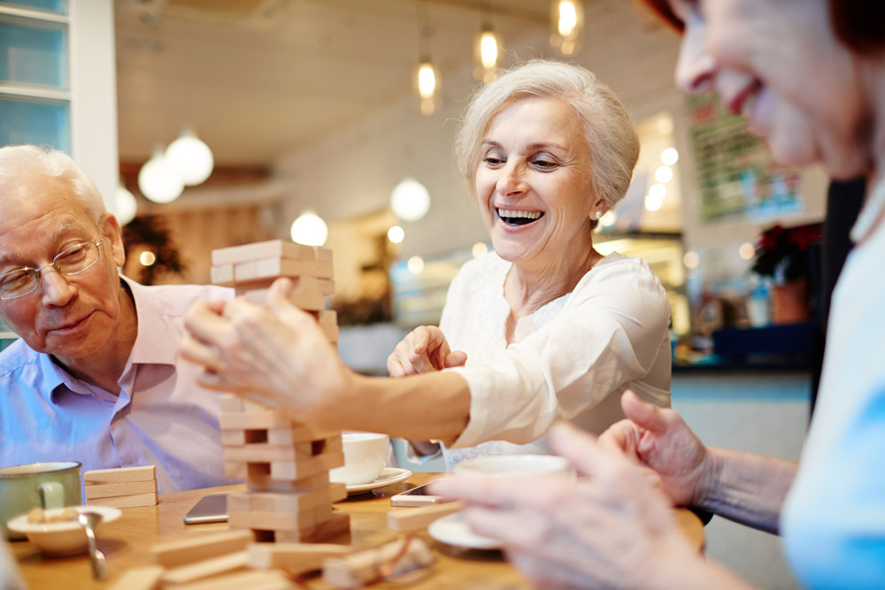 Symbolbild: Senior:innen spielen Jenga