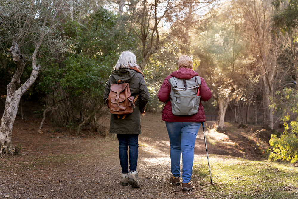 Zwei Personen beim Wandern