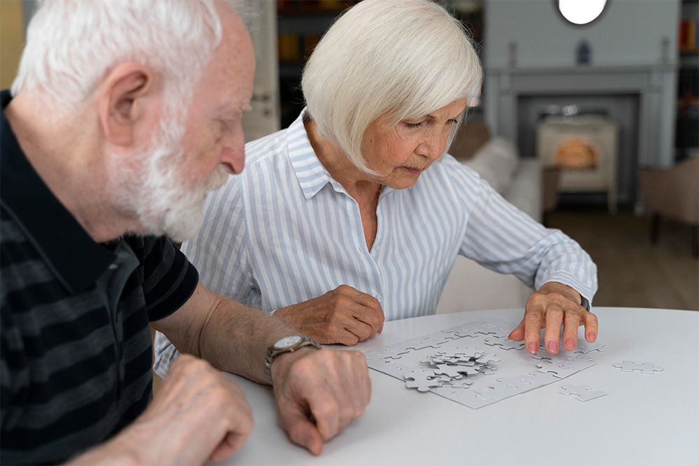 Symbolbild: Senior:innen lösen ein Puzzle