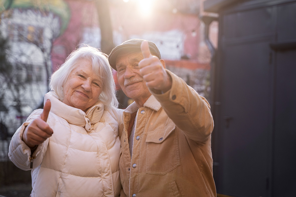Älteres Paar zeigt Daumen nach oben