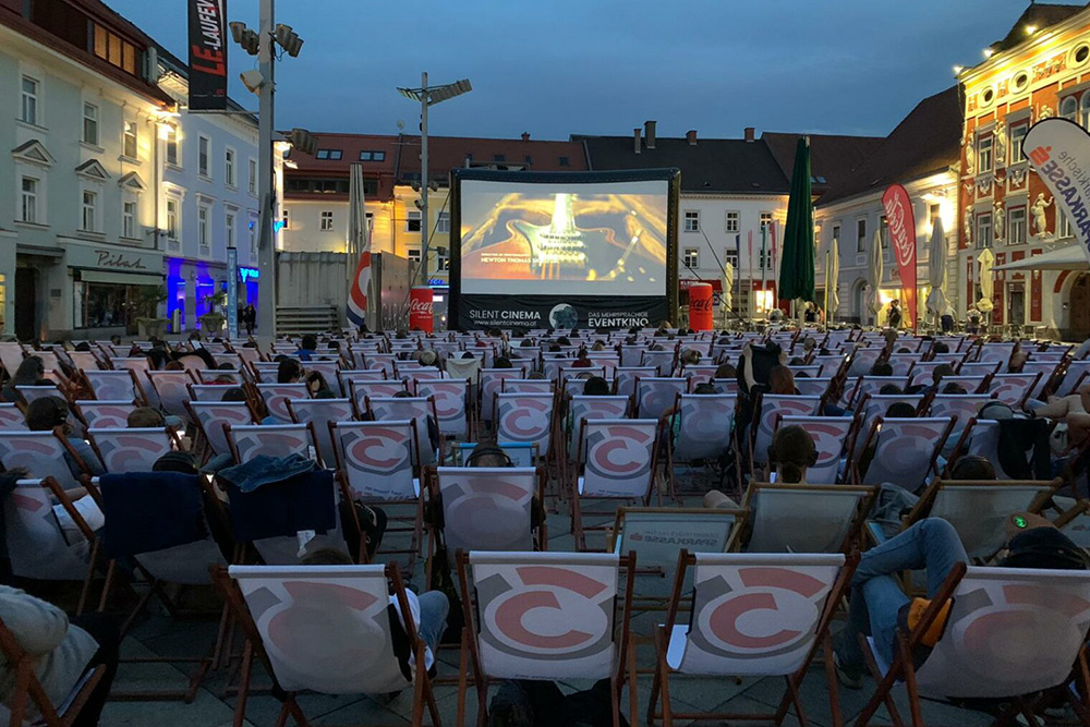 Leinwand mit Stühle beim Silent Cinema