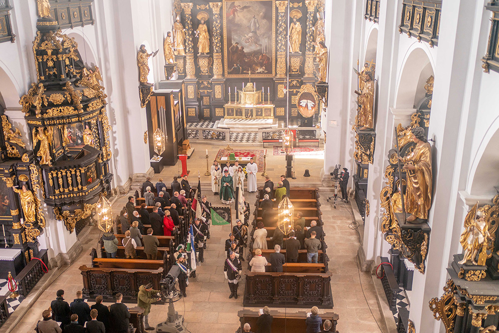 Innenansicht Stadtpfarrkirche St. Xaver bei der Übertragung durch Servus TV 2021