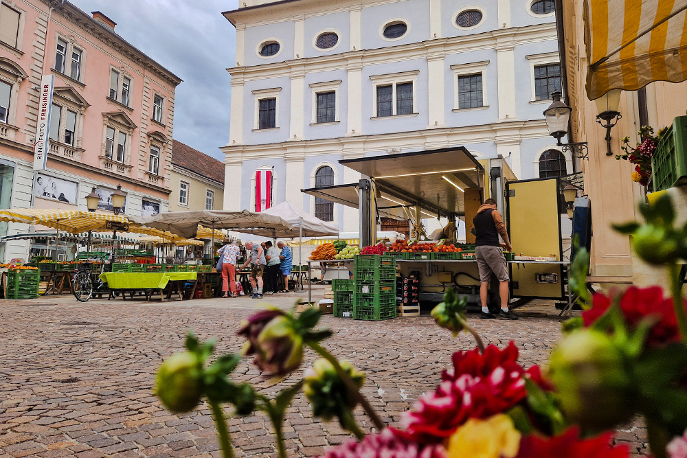 Blick auf den Kirchplatz mit Standl