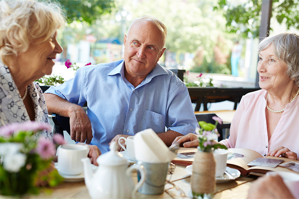 Ältere Menschen beim Kaffee trinken