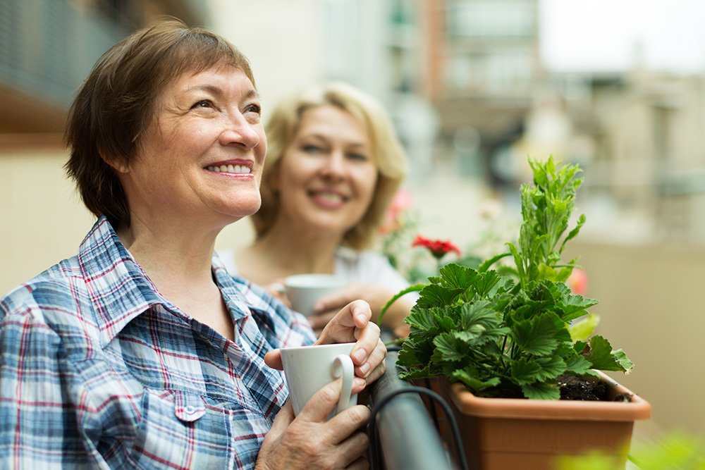 Ältere Menschen auf Balkon