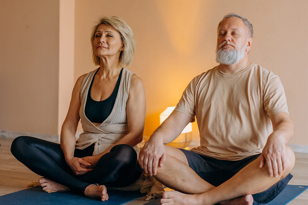 Ältere Menschen beim Yoga