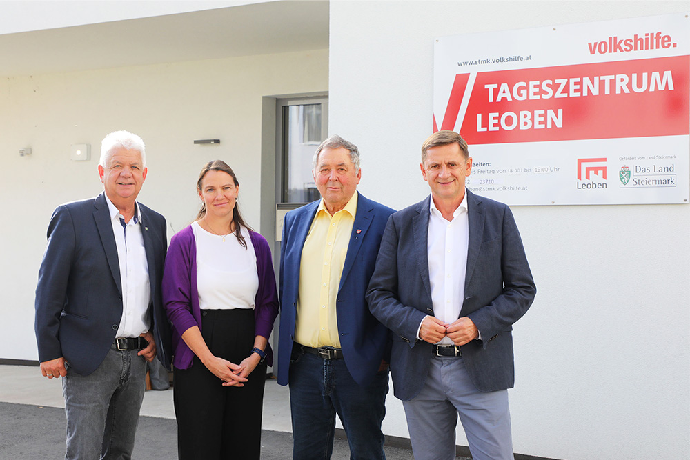 Gruppenbild vor dem Eingang des Senioren-Tageszentrums