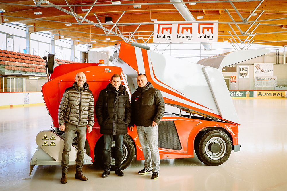 Die neue Eismaschine für die Leobener Eishalle mit Vertretern der Stadt