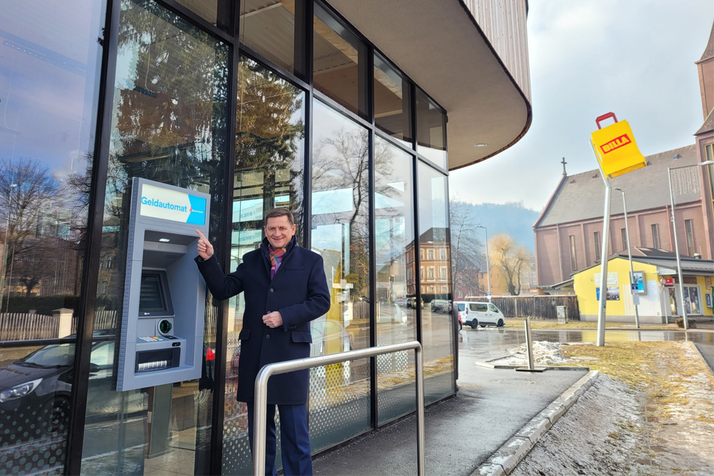 Bürgermeister Kurt Wallner vor dem Geldausgabeautomat bei der Billa-Filiale in Leoben-Donawitz