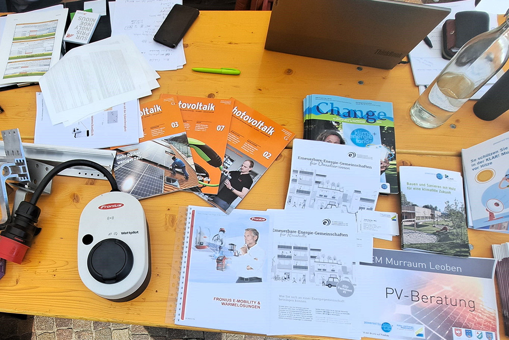 Aufsicht auf Tisch mit Beratungsmaterial