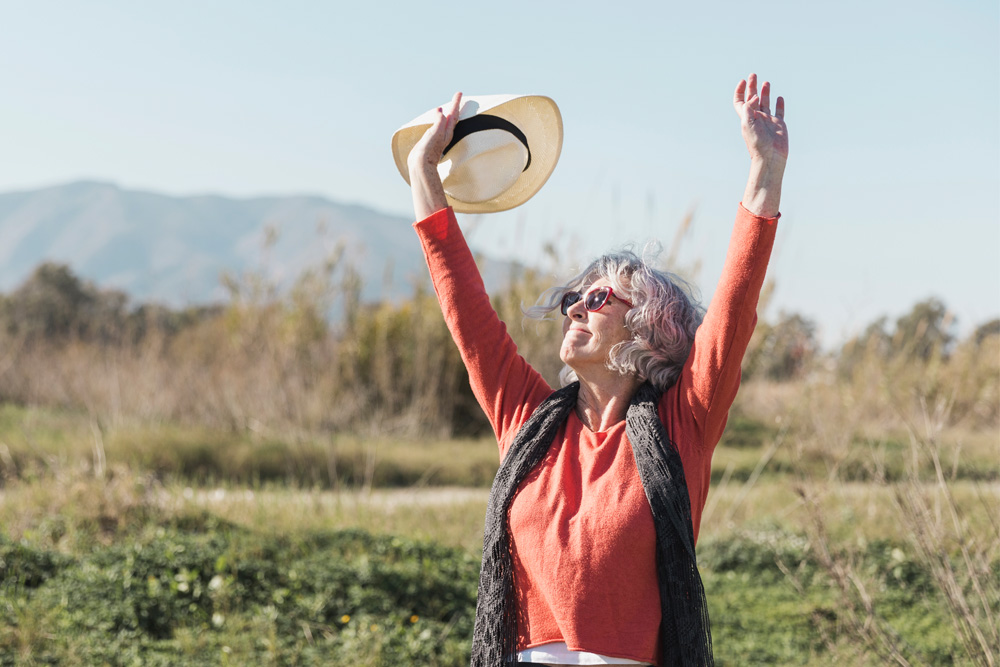 Ältere Dame im Freien genießt das schöne Wetter