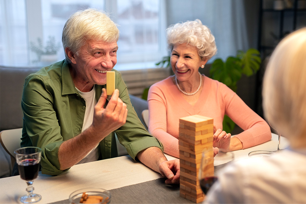 Älterer Mann und ältere Frau beim gemütlichem Spieleabend