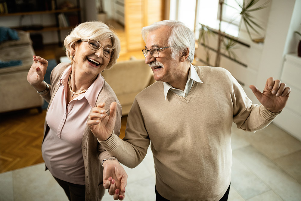 Ältere Frau und älterer Mann beim Tanzen