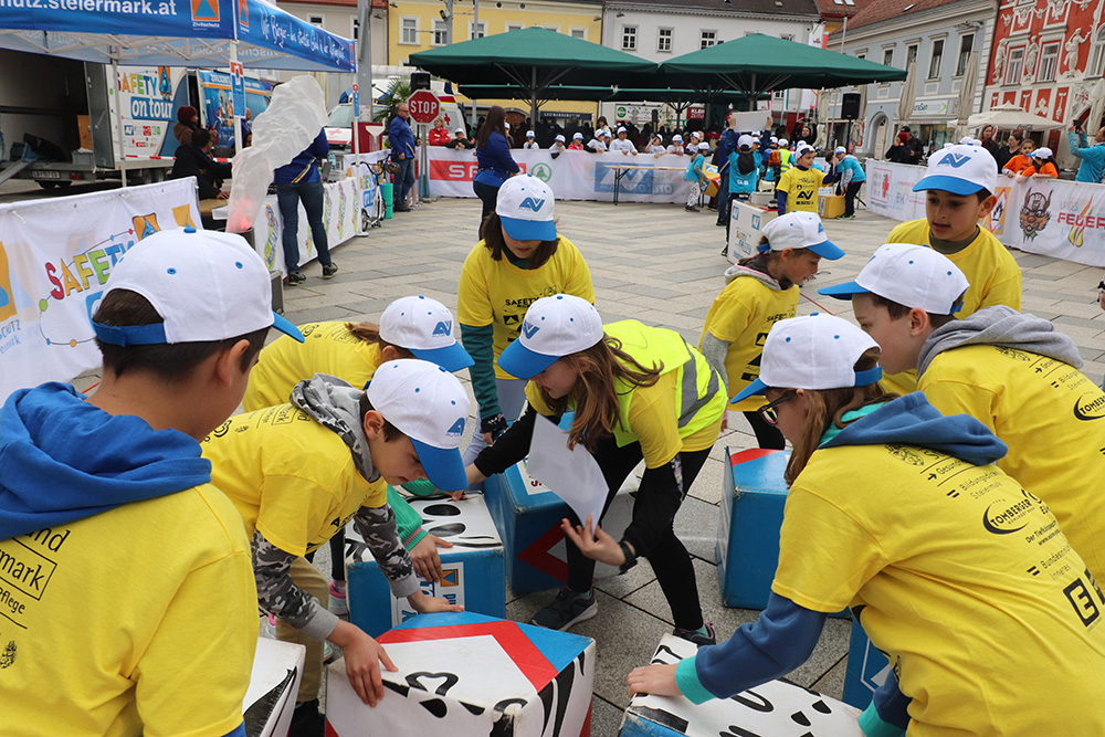 Kinder bei der Kindersicherheitsolympiade