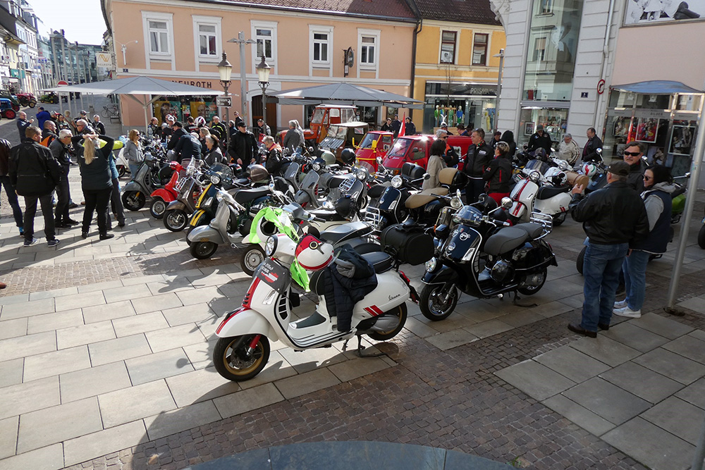 Vespas und Traktoren am Kirchplatz