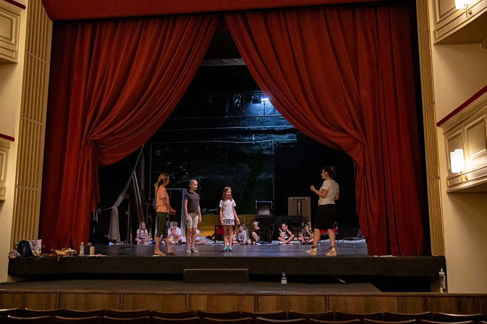 Kinder auf der Bühne des Stadttheater Leoben