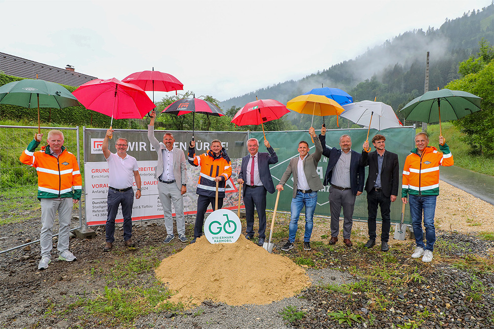 Gruppenbild mit Regenschirmen