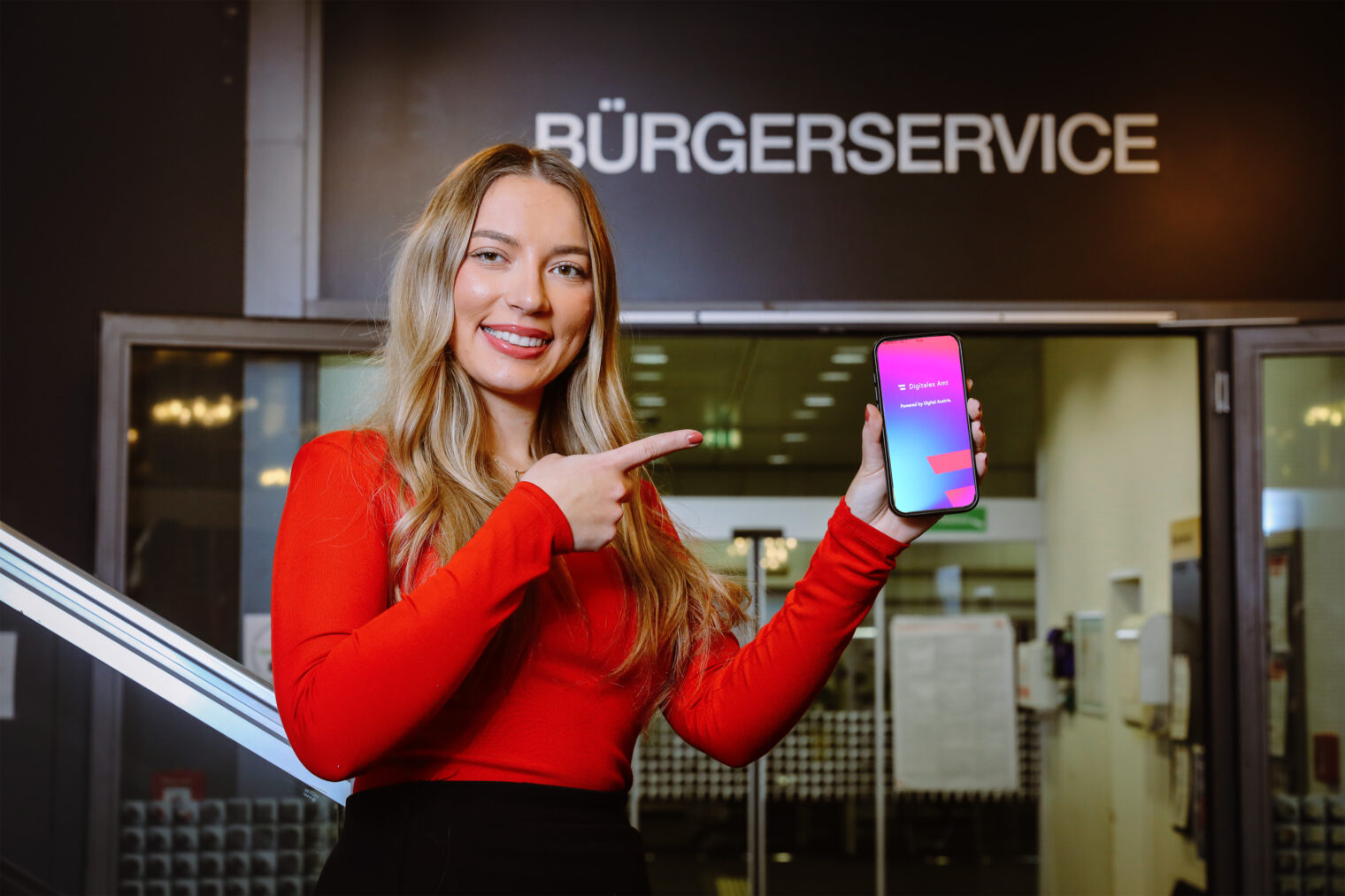 Frau mit App-Screen Digitales Amt im Rathaus Leoben