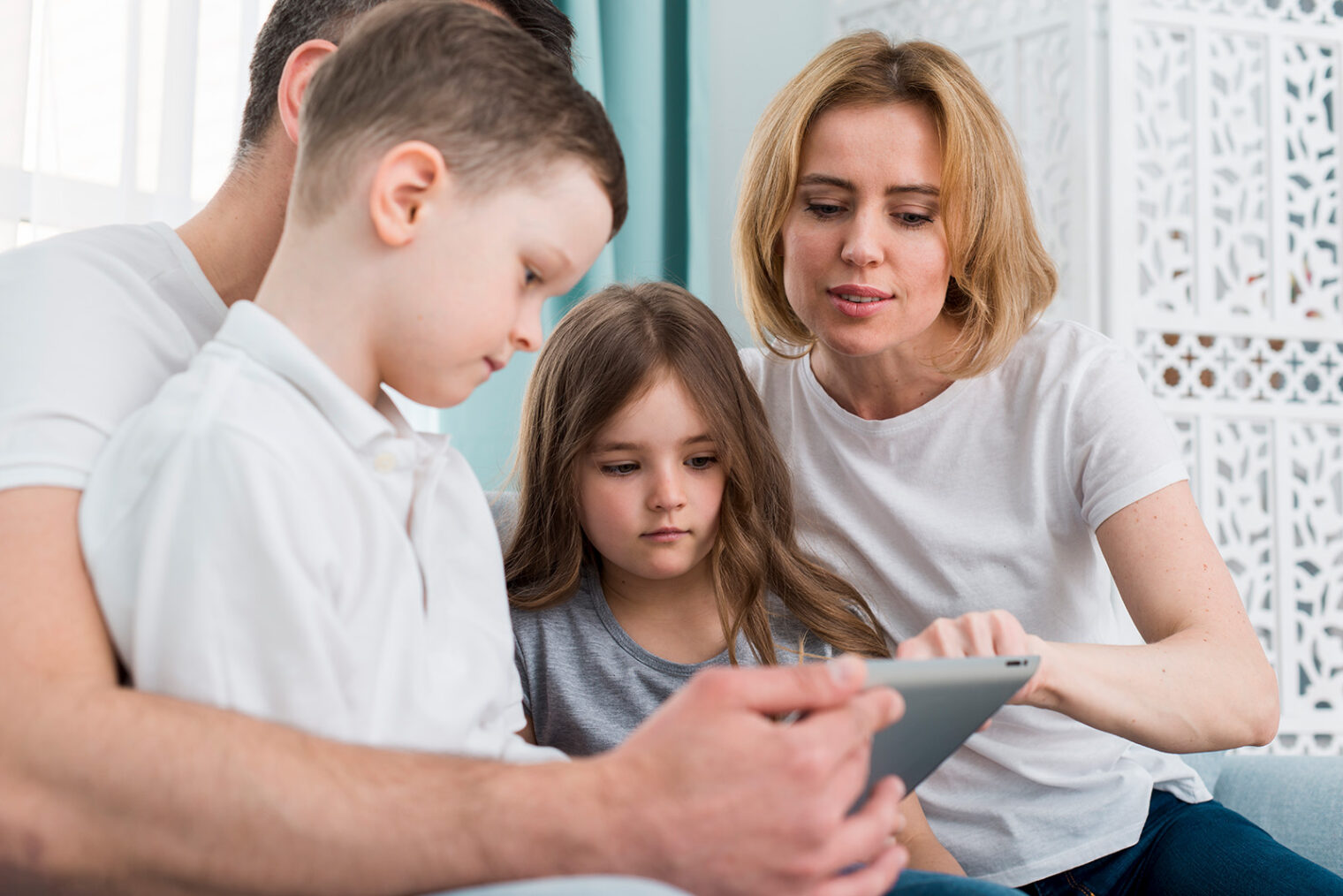 Eltern und Kinder nutzen ein Tablet