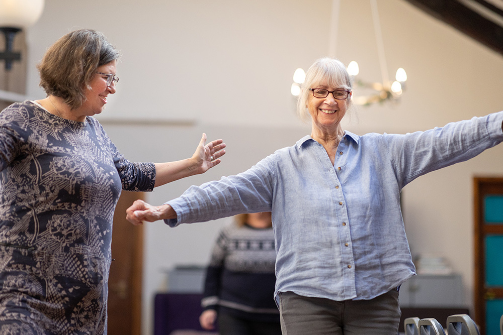 Ältere Frau balanciert im Raum