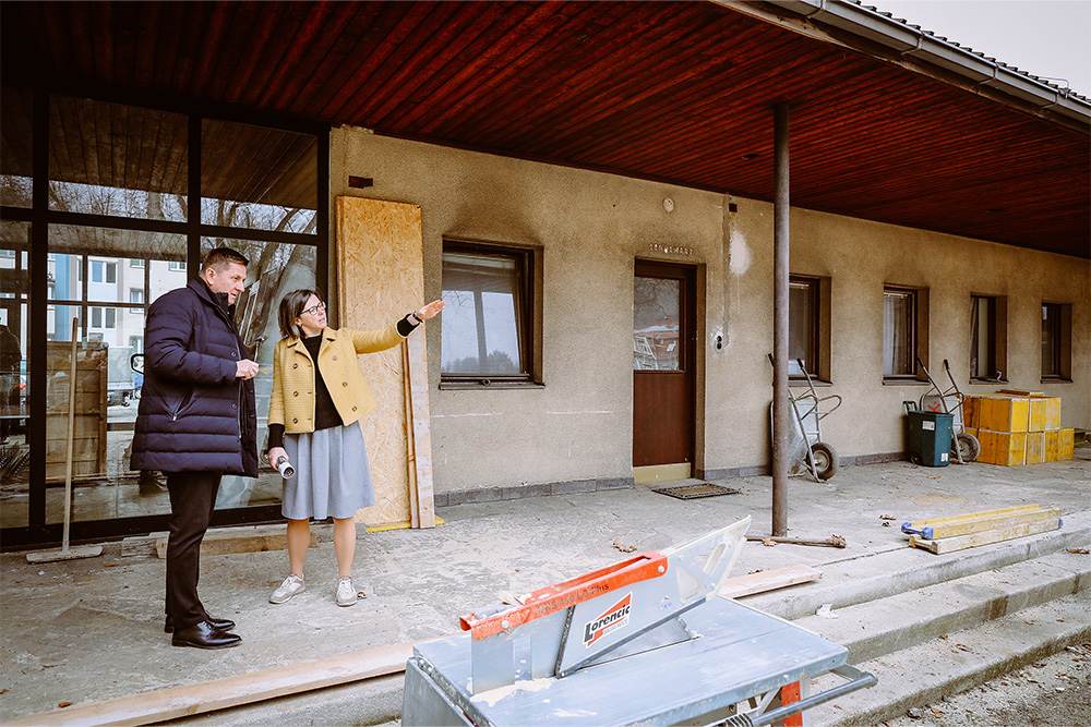 Bürgermeister und Architektin besprechen Umbau vor dem Gebäude