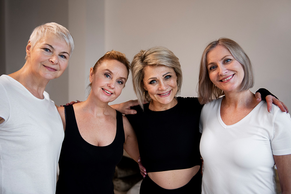 Symbolbild: Vier Frauen mit kurzen bis kinnlangen Haaren in Sportkleidung blicken auffordernd in die Kamera.