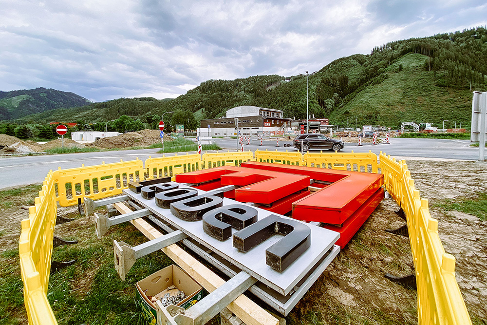 Leoben Schild auf Baustelle