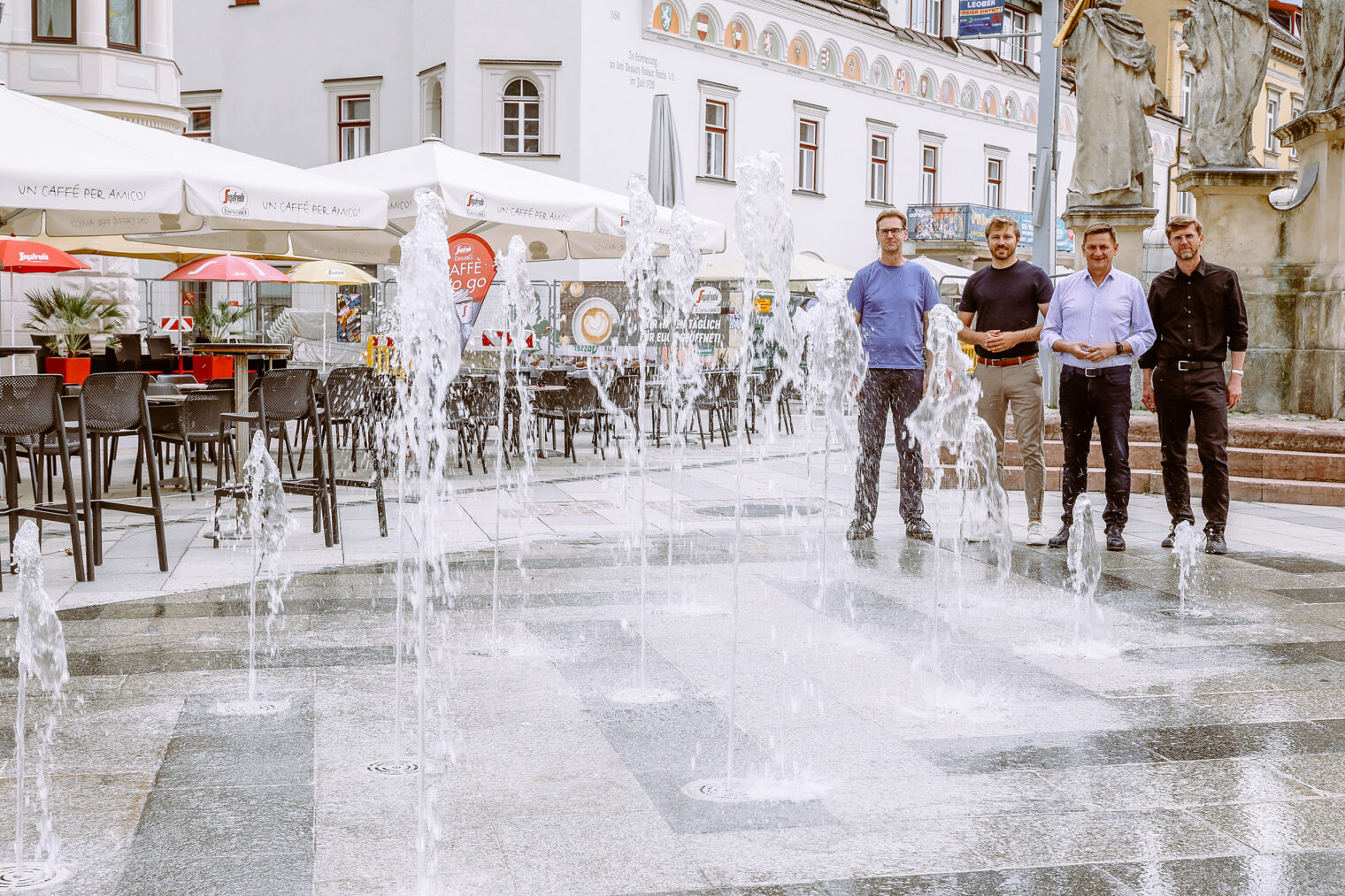 Gruppenbild mit Wasserspiel am Hauptplatz