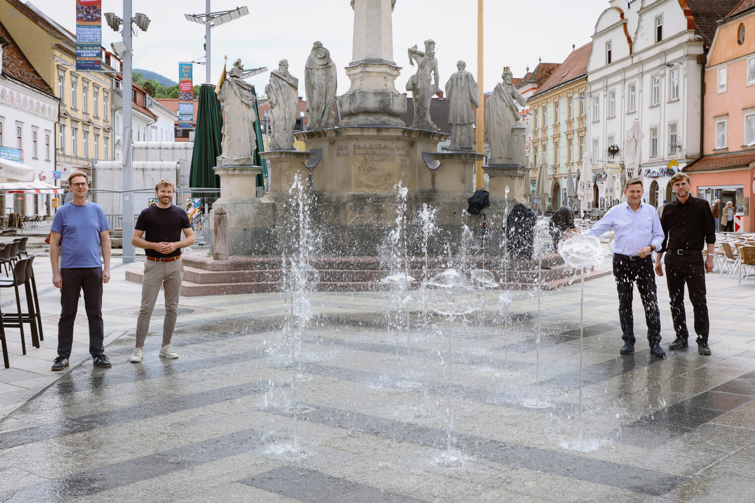 Gruppenbild mit Wasserspiel am Hauptplatz